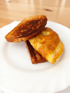 Una foto de Tortilla francesa con atún y queso