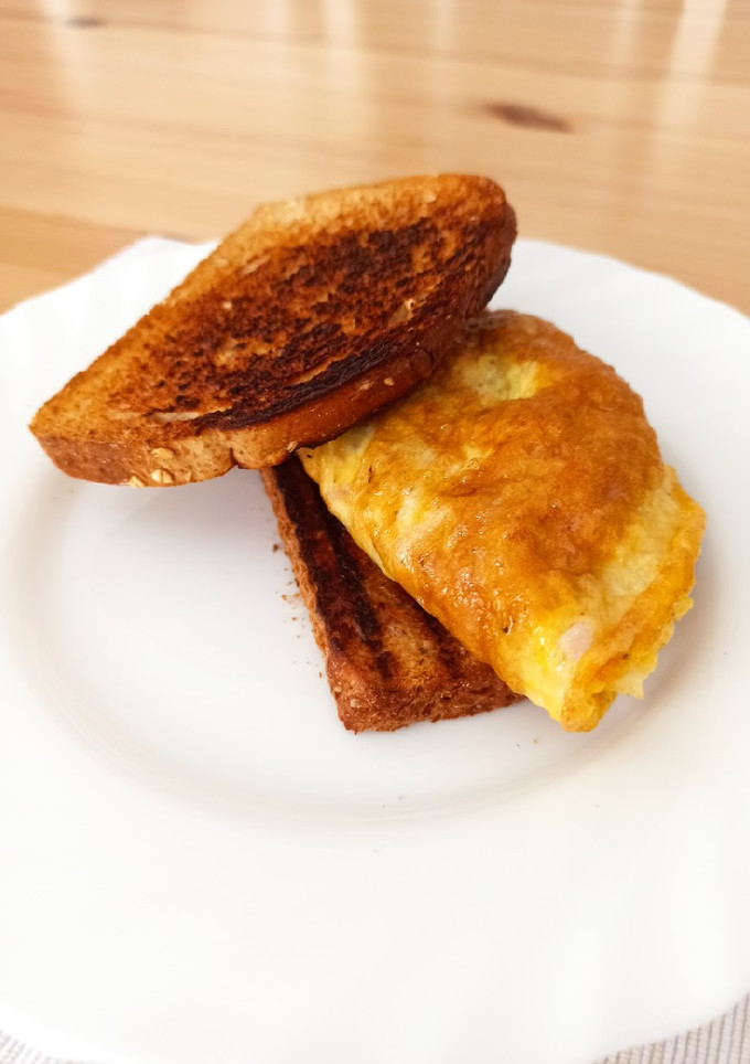 Una foto de Tortilla francesa con atún y queso