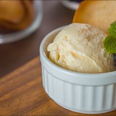 A picture of Lemon & White Chocolate Ice Cream.