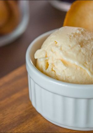 A picture of Lemon & White Chocolate Ice Cream.