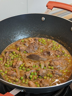 Una foto de Wok de higaditos con guisantes al Jerez