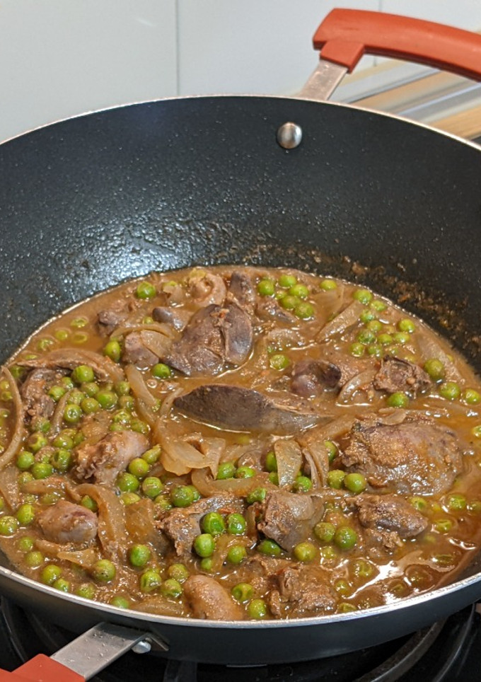Una foto de Wok de higaditos con guisantes al Jerez