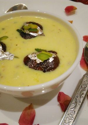 A picture of Kala jamun with rabdi.