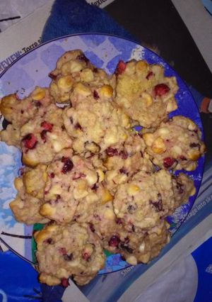 A picture of Cranberry oatmeal cookies.