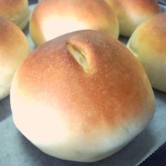 A picture of Fluffy Honey and Heavy Cream Rolls.