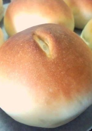 A picture of Fluffy Honey and Heavy Cream Rolls.