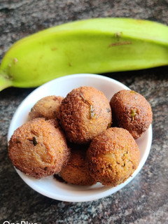 வாழைக்காய் கோலா உருண்டை (Vaazhaikaai kola urundai recipe in tamil) செய்முறை முக்கிய புகைப்படம்