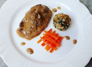 Una foto de Lomo de cerdo en salsa de champiñones