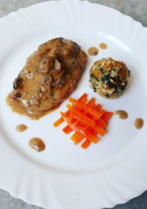 Una foto de Lomo de cerdo en salsa de champiñones