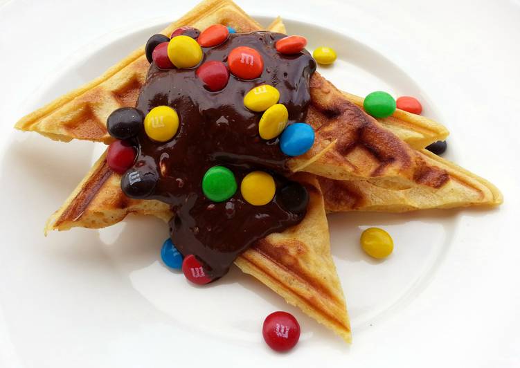 LG CINNAMON WAFFLE WITH CHOCOLATE AND M&M