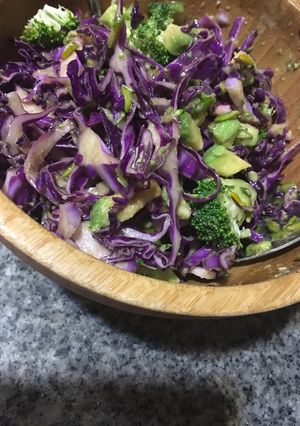 صورة لوصفة سلطة الملفوف بالافوكادو الفستق 🥑🥦