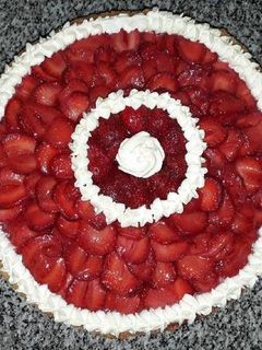 Una foto de Tarta de frutilla con crema Diplomata