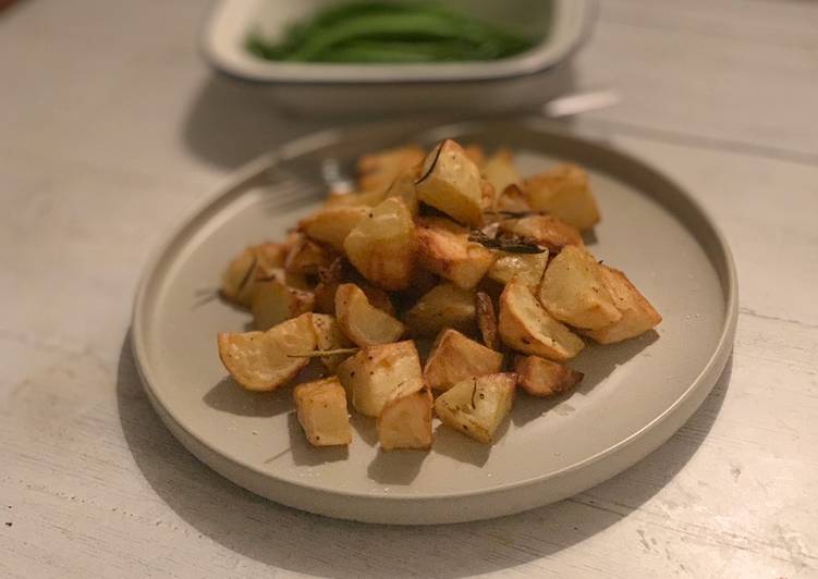 Easiest Way to Prepare Rosemary and garlic roast potatoes in 23 Minutes at Home