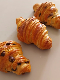 Una foto de Croissant v2 con pepitas de chocolate