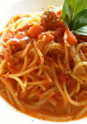 A picture of Tuna and Tomato Cream Pasta Sauce.