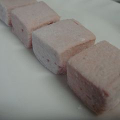 A picture of Guimauve aux Fraises (Strawberry Marshmallows).