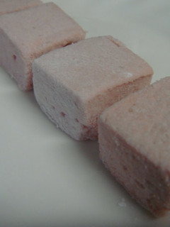 A picture of Guimauve aux Fraises (Strawberry Marshmallows).