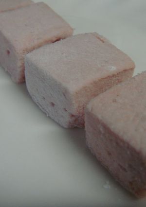 A picture of Guimauve aux Fraises (Strawberry Marshmallows).