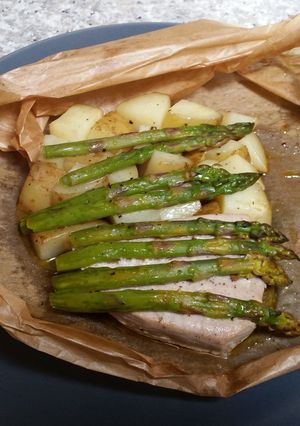 A picture of Tuna with veggies in parchment paper.