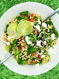 Une photo de Salade de couscous perlé avocat et feta