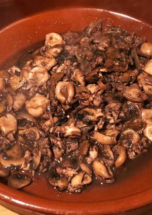 Una foto de Chipironcitos marinados en Miso Cítrico con cebolla y champiñón