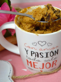 Una foto de Mug cake de dulce de leche (cajeta o arequipe) y pepitas de chocolate