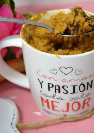 Una foto de Mug cake de dulce de leche (cajeta o arequipe) y pepitas de chocolate