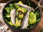 Una foto de ensalada de aguacates con manzana