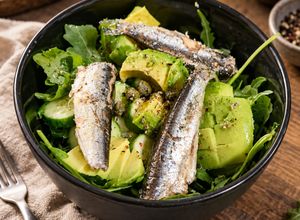 Una foto de Ensalada de Rúcula con Sardinillas y Aguacate