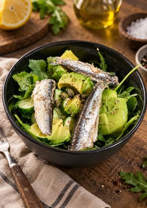 Una foto de Ensalada de Rúcula con Sardinillas y Aguacate