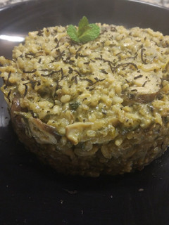 Una foto de Risotto de setas shiitake y espinacas con trufa