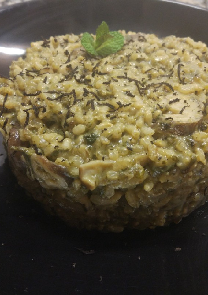 Una foto de Risotto de setas shiitake y espinacas con trufa