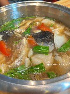 Hình của món Lẩu Đầu Cá Bớp Măng Chua.