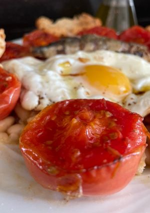 Una foto de Arengada(sardina salada)huevo, tomate de rama y judías blanca