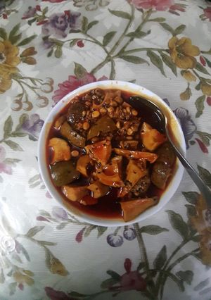 A picture of Mango pickle with garlic and chana dal.