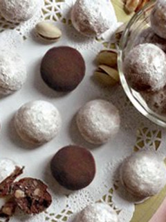 A picture of Crispy Chocolate Snowballs.