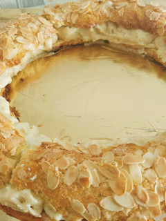 Una foto de Roscón de Reyes con almendras y relleno de crema pastelera
