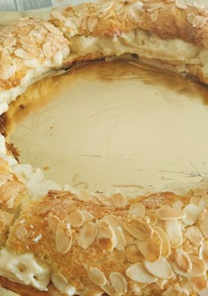 Una foto de Roscón de Reyes con almendras y relleno de crema pastelera