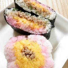 A picture of 4-Color Chicken Soboro Onigiri Sandwiches.