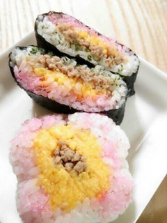 A picture of 4-Color Chicken Soboro Onigiri Sandwiches.