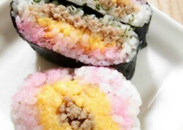 4-Color Chicken Soboro Onigiri Sandwiches 4-Color Chicken Soboro Onigiri Sandwiches