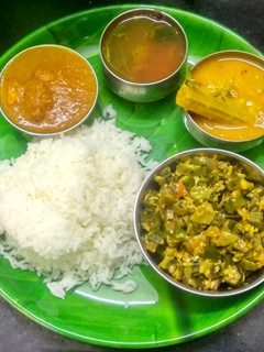 மதிய உணவு முருங்கைக்காய் சாம்பார், சாதம், ரசம், வெண்டைக்காய் பொரியல்,புளி குழம்பு செய்முறை முக்கிய புகைப்படம்