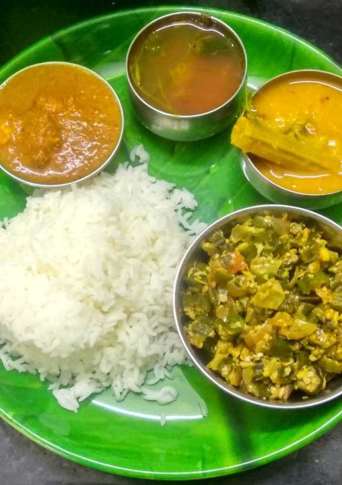 மதிய உணவு முருங்கைக்காய் சாம்பார், சாதம், ரசம், வெண்டைக்காய் பொரியல்,புளி குழம்பு செய்முறை முக்கிய புகைப்படம்