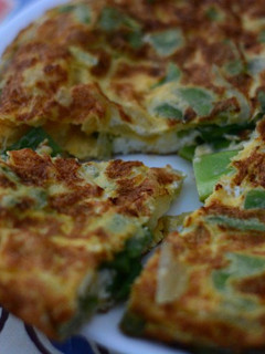 Una foto de Exquisita tortilla de judías verdes y cebollas