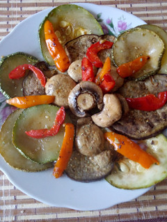 Una foto de Ensalada de vegetales a la plancha y al vino