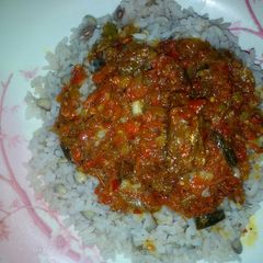 A picture of Wake da shinkafa with sauce.