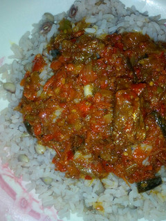 A picture of Wake da shinkafa with sauce.