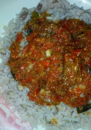 A picture of Wake da shinkafa with sauce.