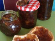 A picture of cloves honey