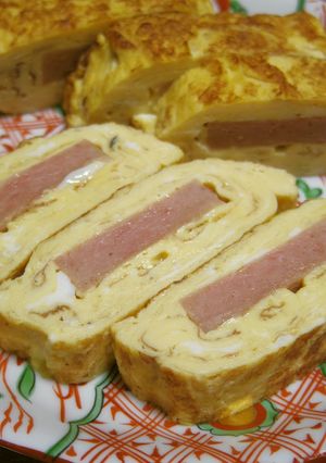 A picture of Dashimaki Rolled Omelet with Spam.